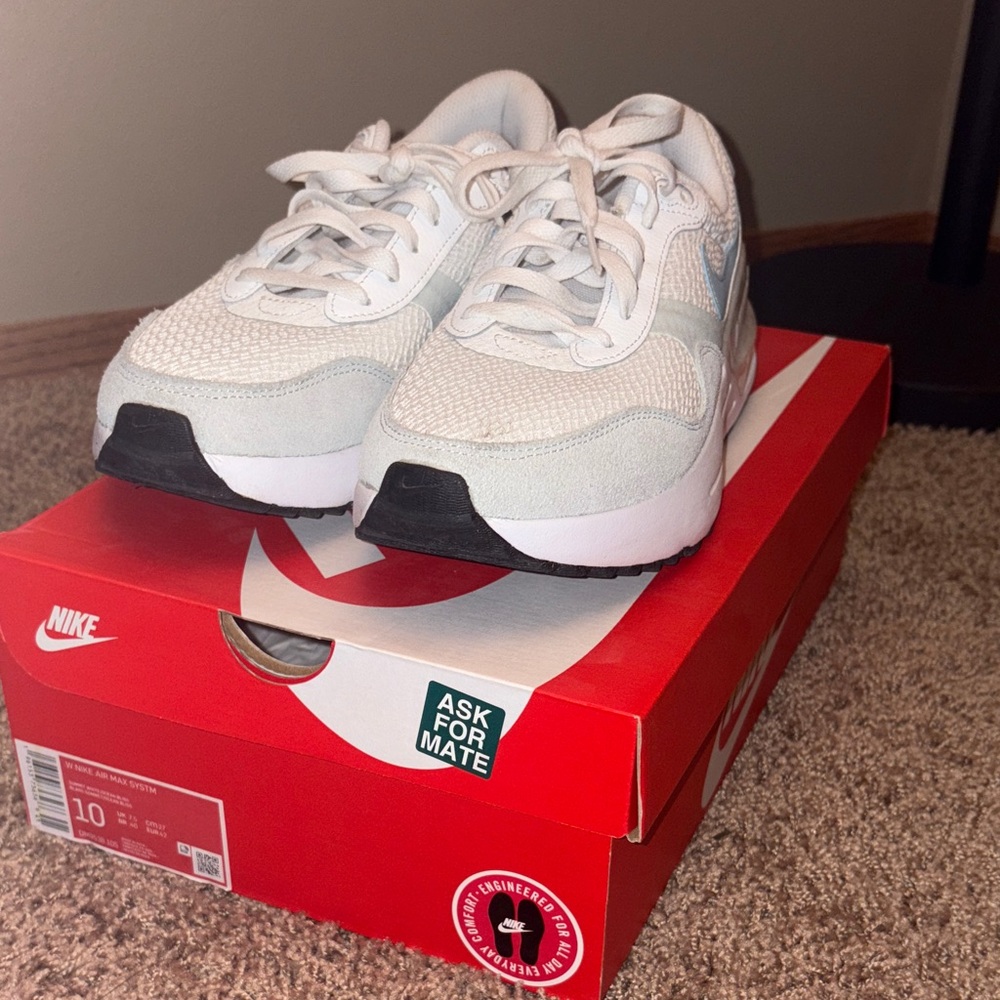 Nike Women's Sneakers in White and Gray